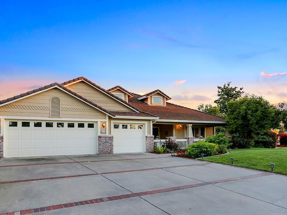 Please view Virtual Tour for more pictures.