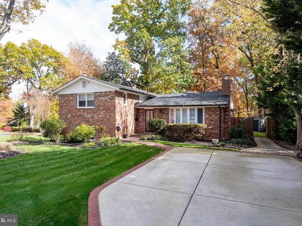 3809 Moss Dr, Annandale, VA 22003