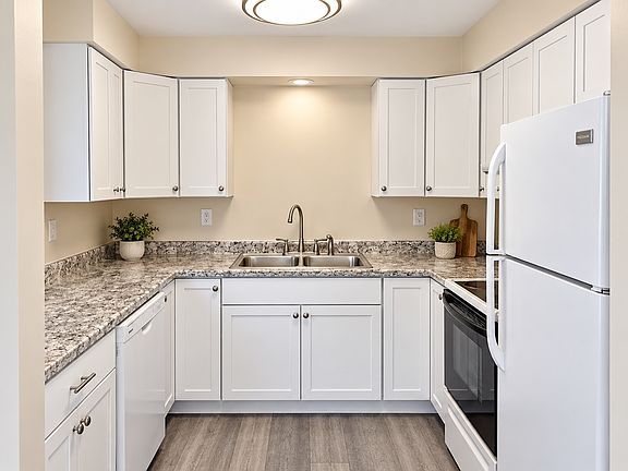 3rd image of 1009 Depot Rd APT 8