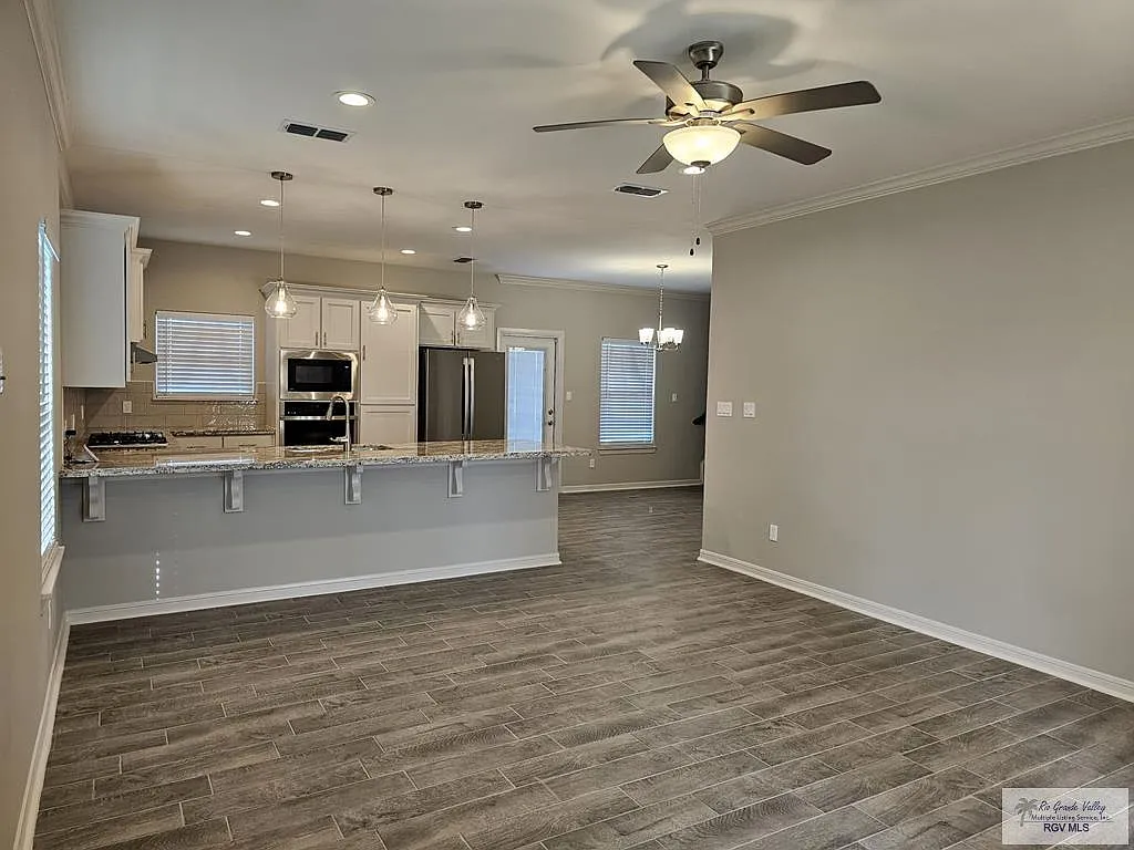 4 bed, 2.5 bath, 1710 sqft, $2,350 — Photo 3