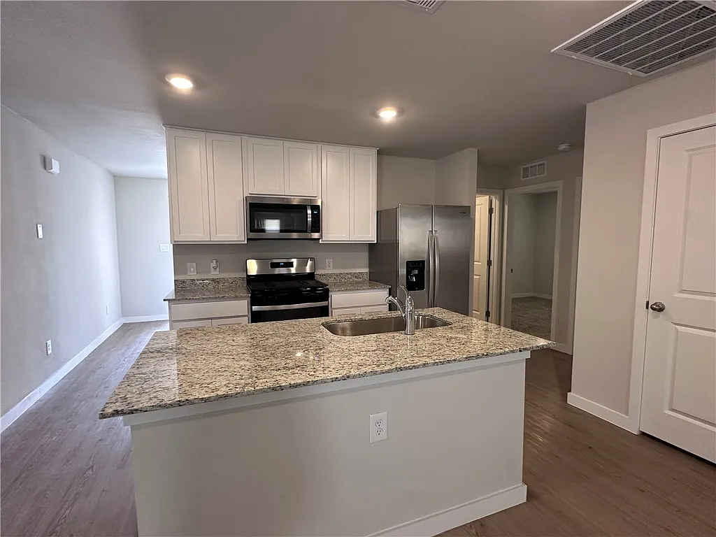 3 bed, 2.0 bath, 1269 sqft, $2,000 — Photo 4