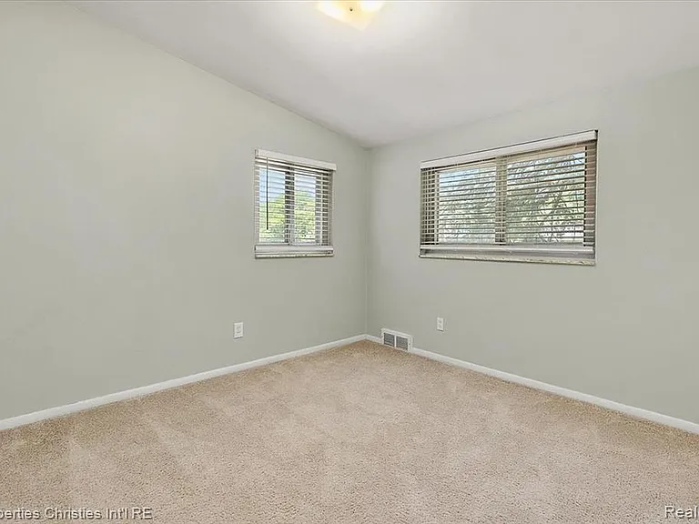 880 N Adams Rd #6 — Photo 16