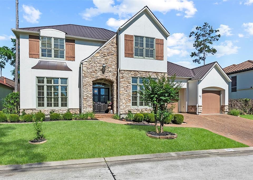 Welcome to 30 Rhapsody Bend in the Village of Sterling Ridge in The Woodlands.