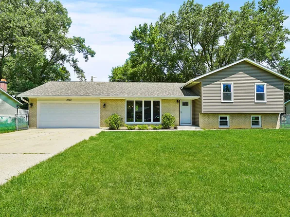 3902 Anne St, McHenry, IL 60050