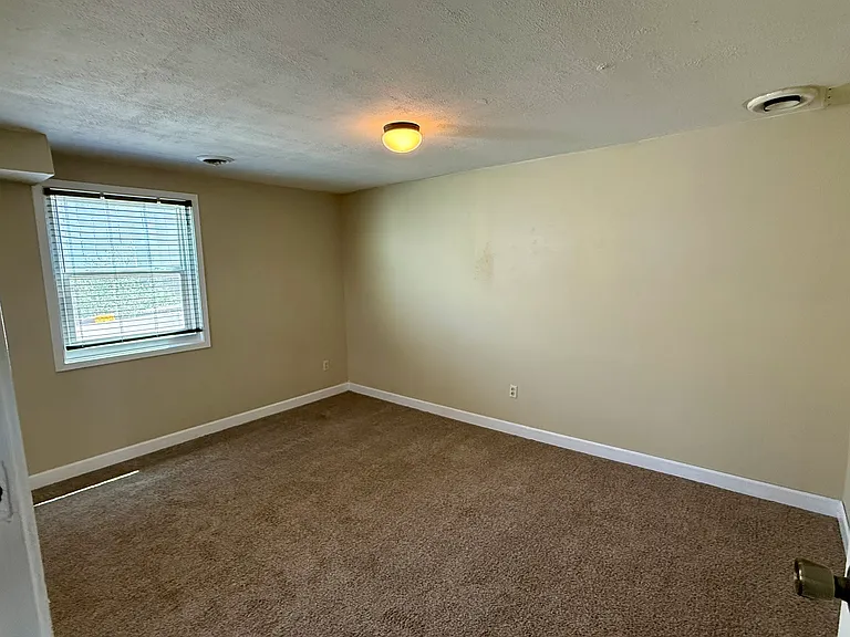 408 Anamosa St — Photo 15