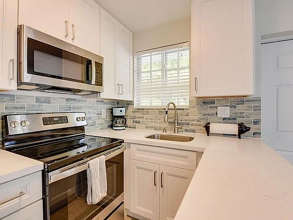 3rd image of 712 Galveston Ln Unit 102