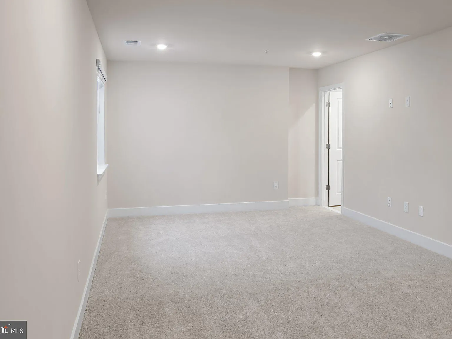 4 bed, 3.5 bath, 2736 sqft, $4,190 — Photo 4