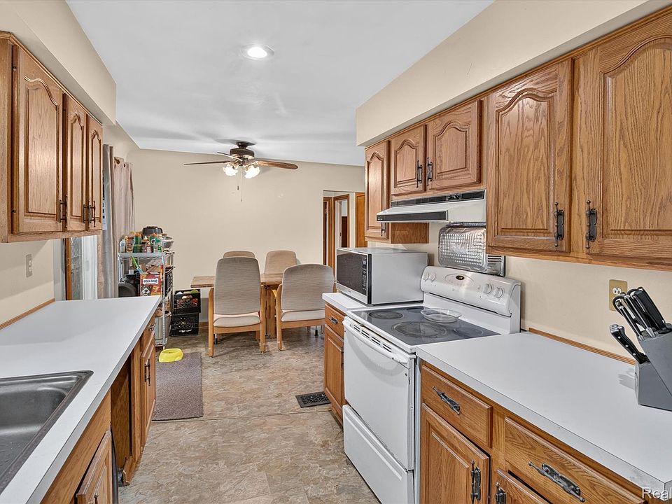 23276 Annapolis St, photo 10