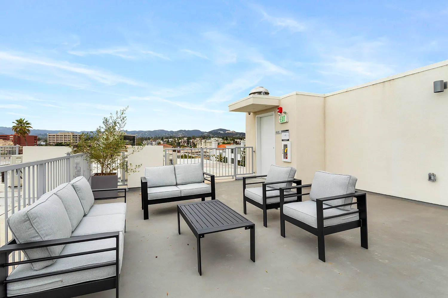 11727 Kiowa Ave — Photo 2