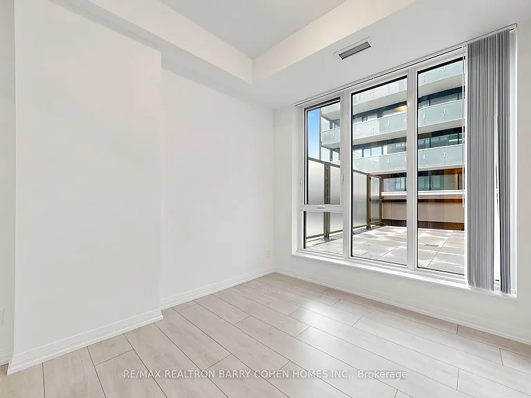 400 King St W #823 — Photo 26