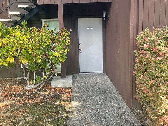 2nd image of 432 W Umpqua St #9