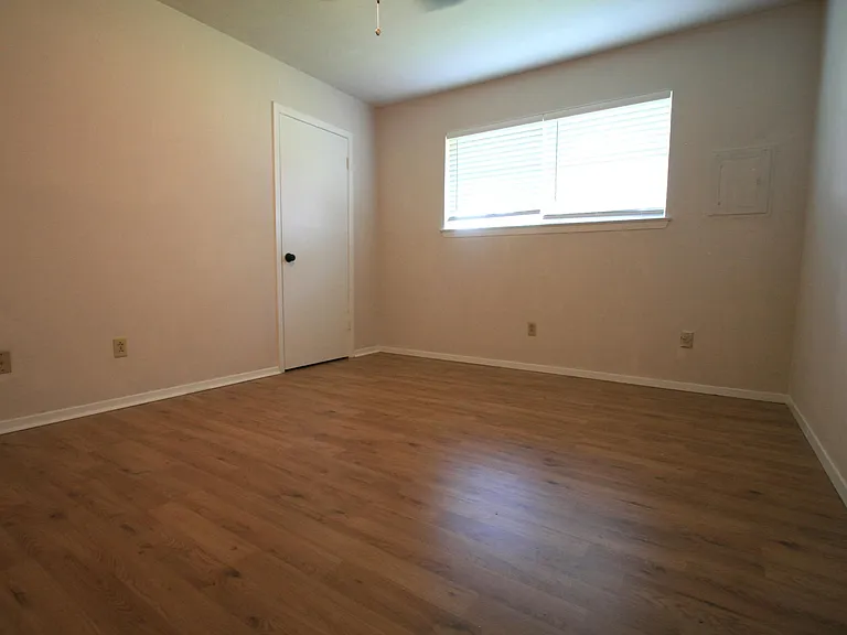 403 Southmoor Dr — Photo 6