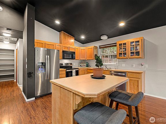 5th image of 798 West Road