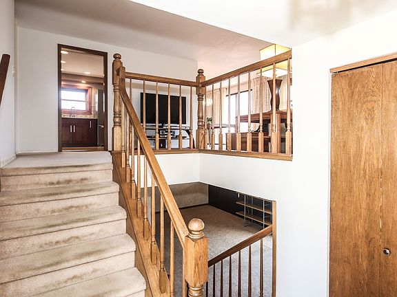 3rd image of 885 Bedford Ct