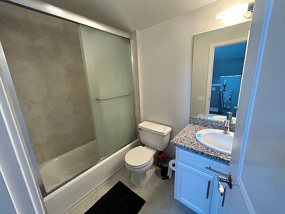 5th image of 638 19th St Unit 10