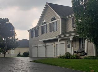 337 Sandhurst Ln, South Elgin, IL 60177