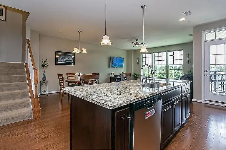 3 bed, 2617 sqft, $3,200 — Photo 4