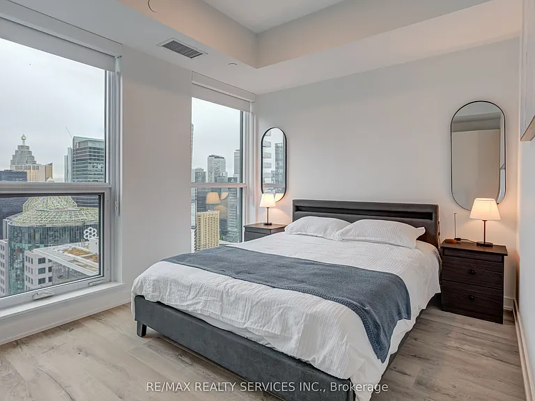 327 King St W #4106 — Photo 30
