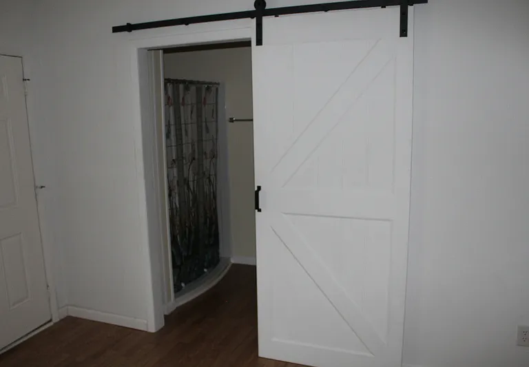 1071 White Ave — Photo 3