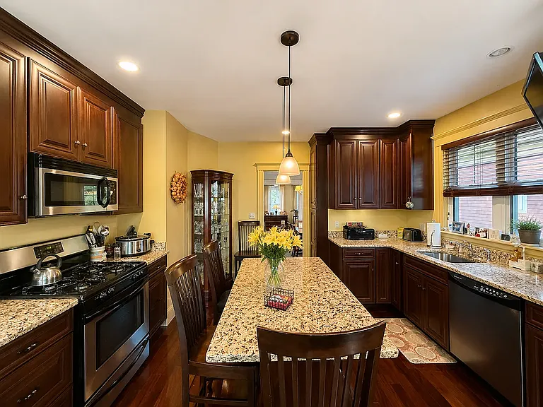 204 Larch Rd — Photo 1