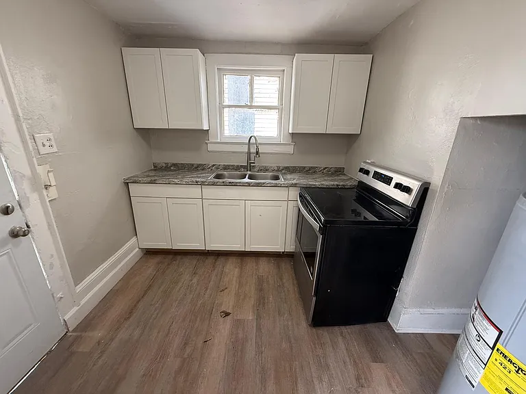 209 Oakwood St #2 — Photo 5