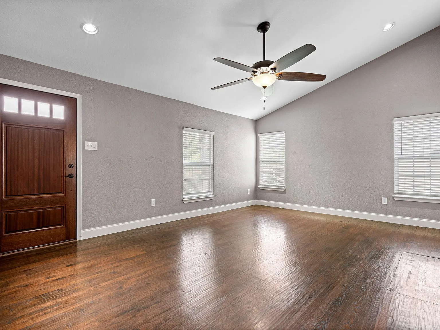 3 bed, 2.0 bath, 1516 sqft, $4,250 — Photo 2