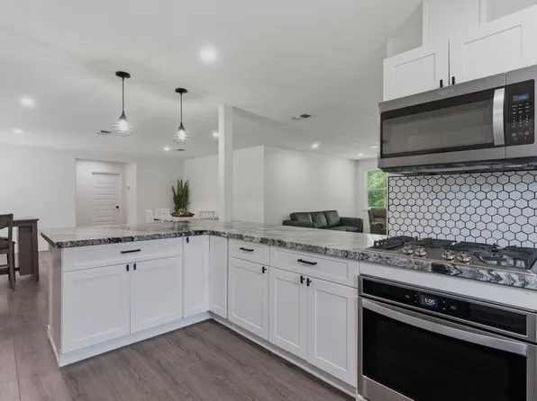 1705 Shady Oaks Dr, Conroe, TX 77301