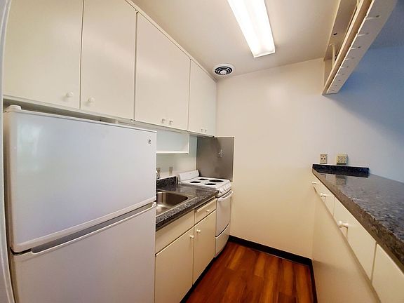 2nd image of 928 Peninsula Ave APT 206