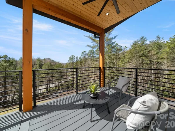 74 Jeranna Rd, Mills River, NC 28759
