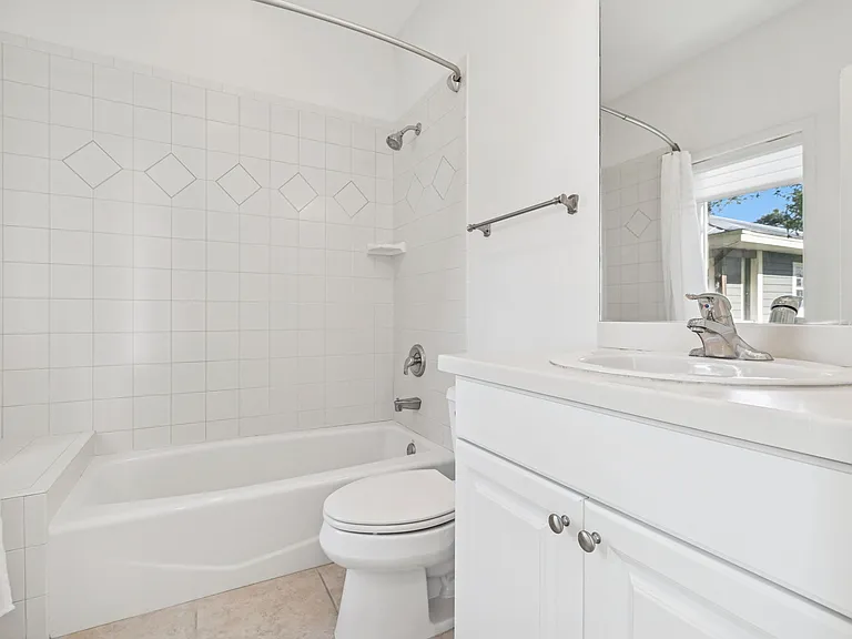 2nd Bedroom En Suite Bathroom with Full Shower/Tub