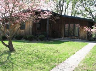 1914 Elmwood Dr W, Quincy, IL 62301