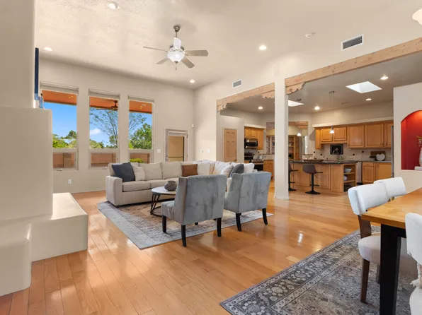 500 Laguna Seca Ln NW, Albuquerque, NM 87104