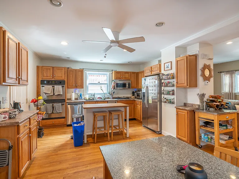 256 Columbia St — Photo 4