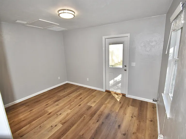 626 W Georgia St #B — Photo 8