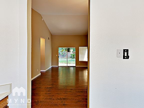 3rd image of 1367 Somerset Dr