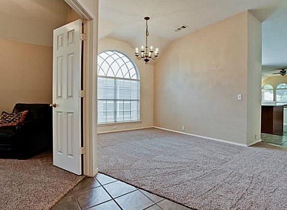 4th image of 2504 Travis Dr