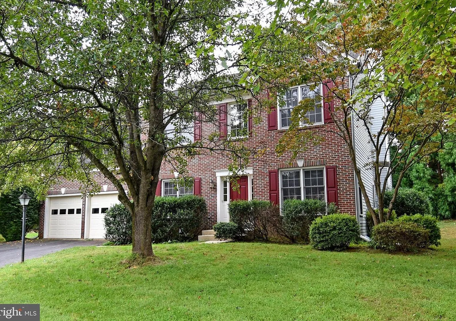 Elegant Brick Colonial on Quiet Cul-de-SacSpacious, Bright, and Private! — Photo 2