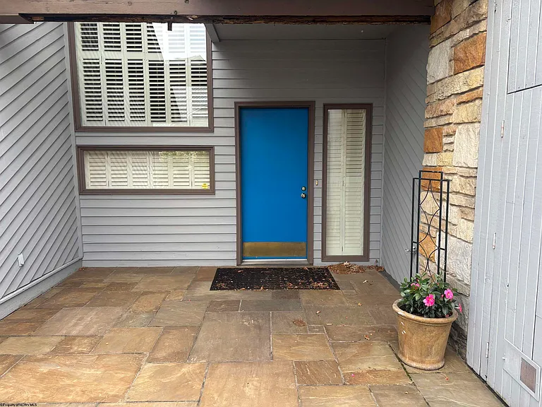 104 Lakeview Dr — Photo 3