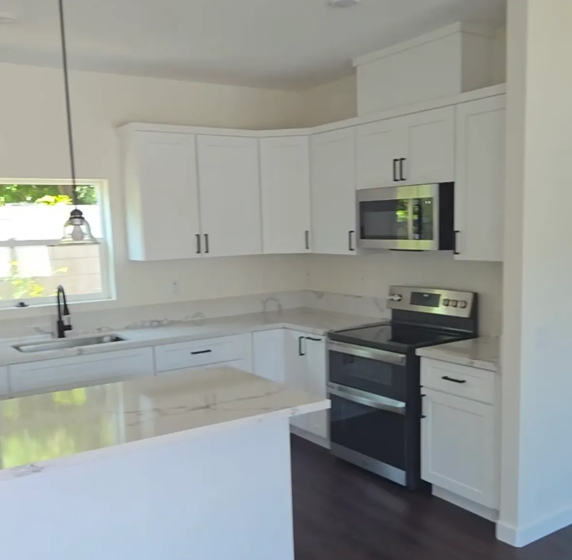 2 bed, 915 sqft, $3,000 — Photo 2