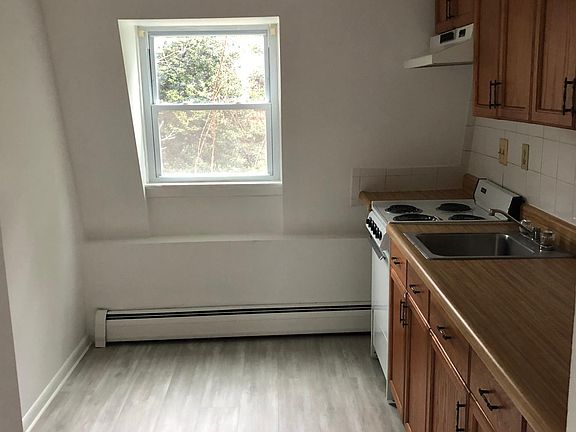 Kitchen (there is a fridge, it wasn't there when photo was taken)