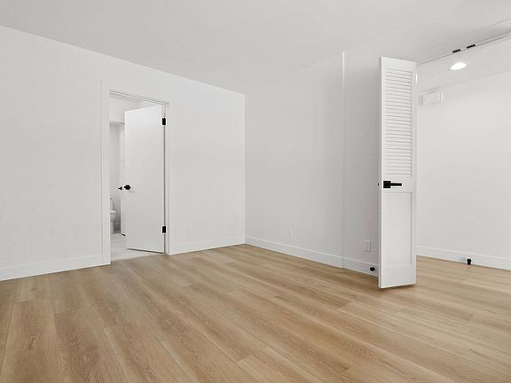 5th image of 727 Westbourne Dr APT 307