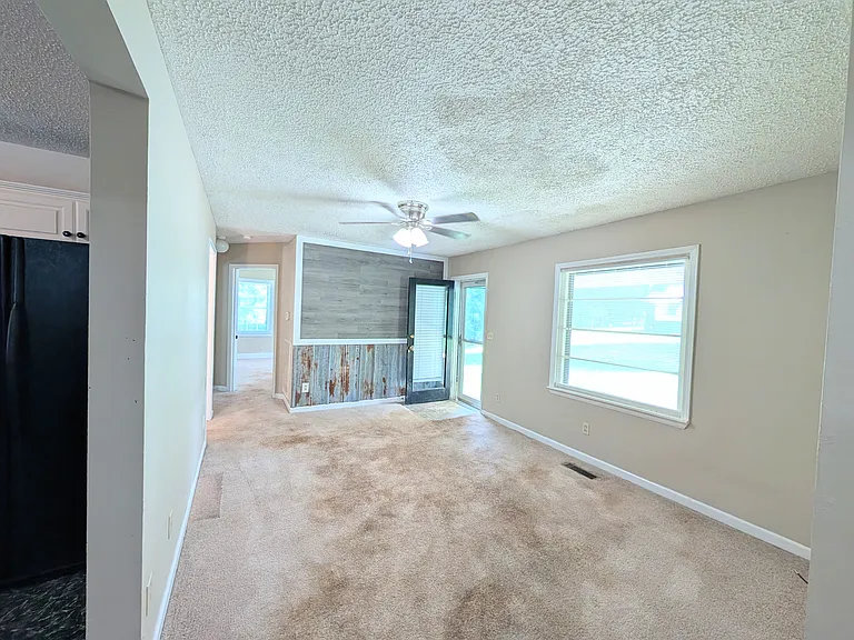 307 14th St SE — Photo 3
