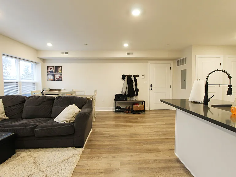492 Roxborough Ave — Photo 34