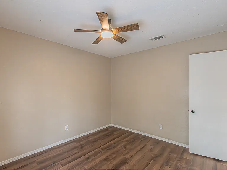 5203 Sutton Ct — Photo 32