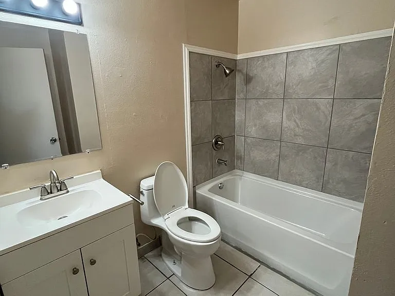 4810 N Vincent Ave — Photo 3