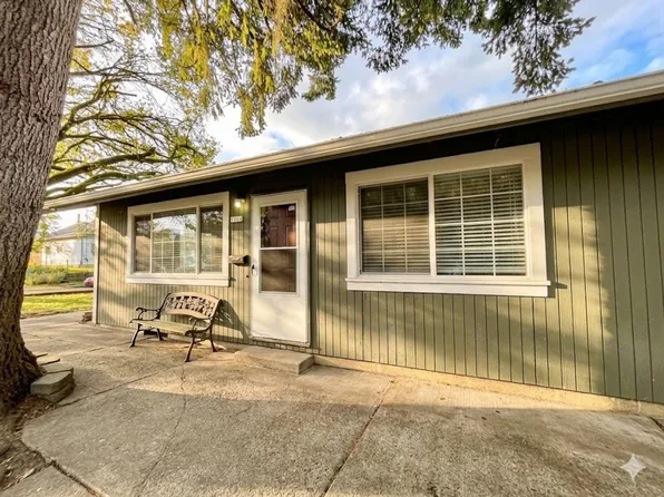 1808 SE Sherrett St, Portland, OR 97202