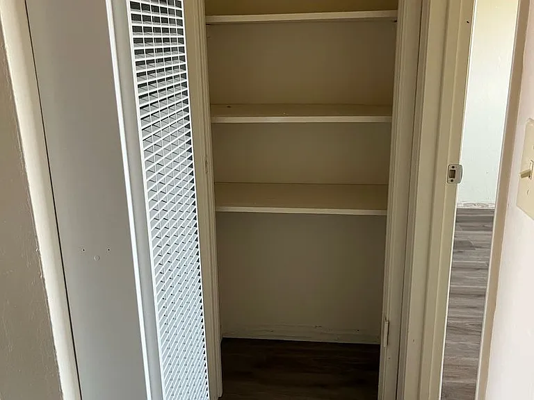 1127 E Laurel Dr — Photo 3