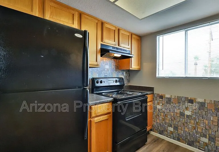 6653 N 27th Ave — Photo 7