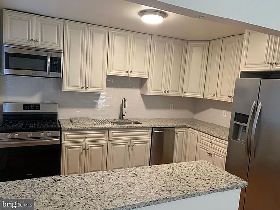 3rd image of 2307 W 12th St #1