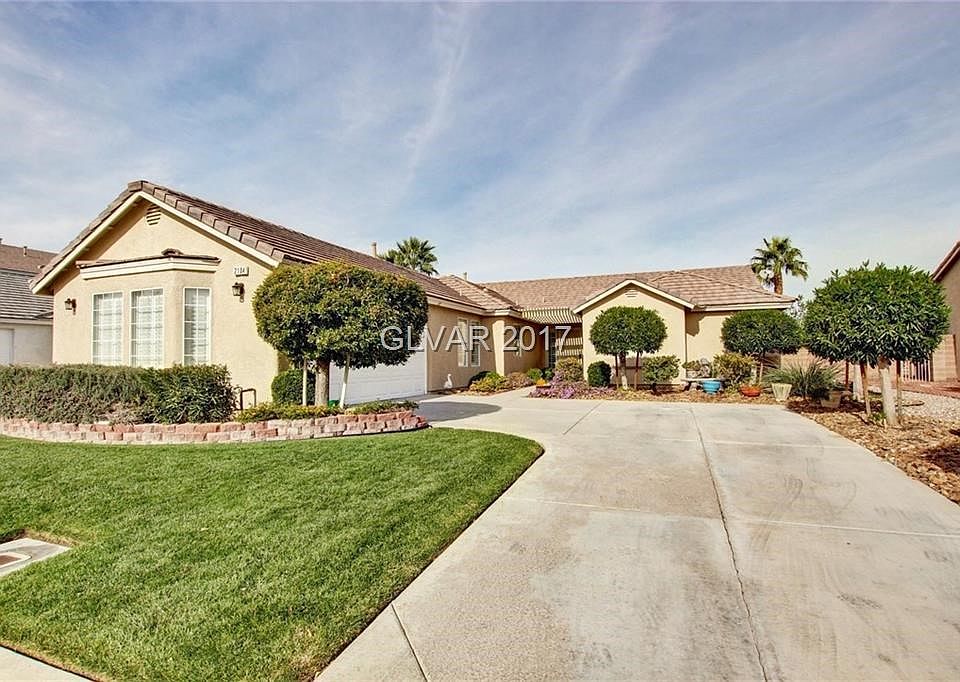 Beautifully landscaped home in gated community close to shopping and restaurants..